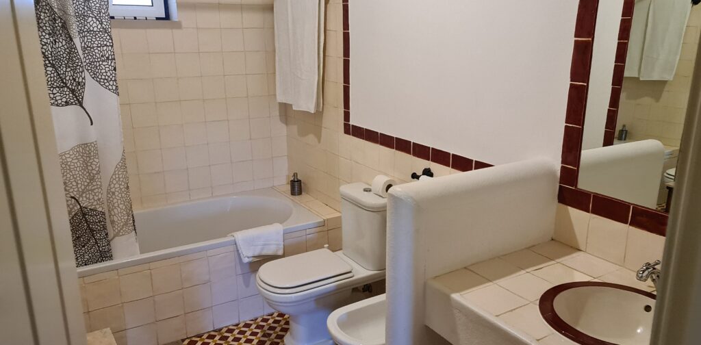 Monte-do-Lago-chalets-bathroom-1-